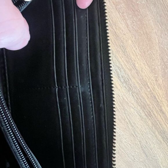 Kate Spade Zip Around Wallet. - Picture 8 of 16